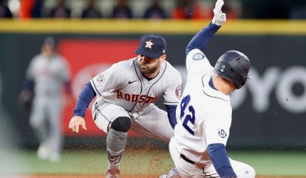 Игра под дождем: как погодные условия повлияли на матч между Seattle Mariners и Texas Rangers 3-2